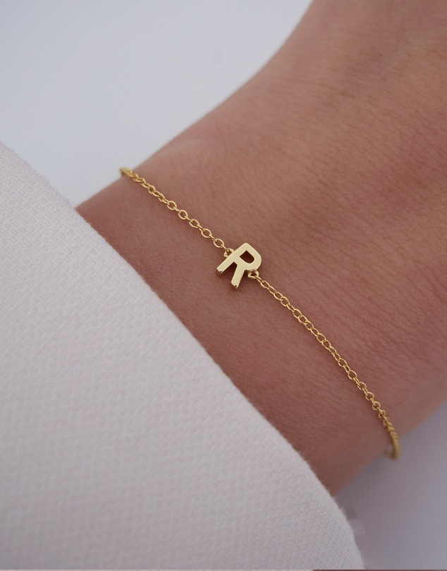 The Silver Collective - Petite A-Z Letter Bracelet Gold - R