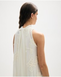 Minima Esenciales - Maelle Floral Applique Maxi Dress
