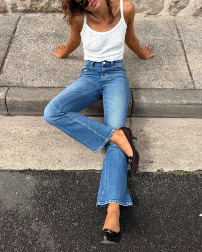 Rolla's - Midtown Bootcut Jeans - Iris Blue