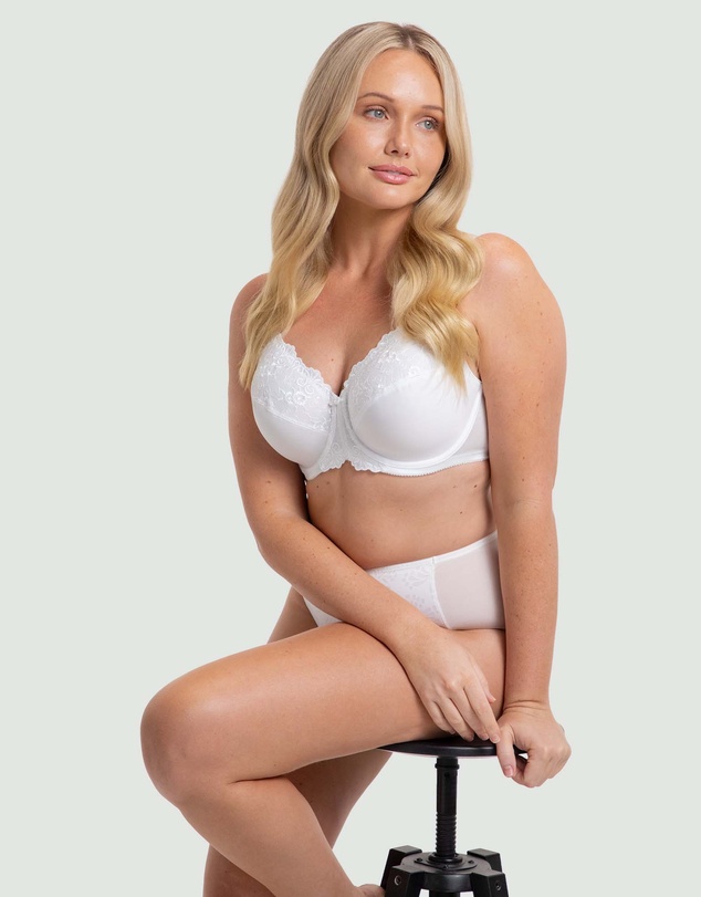Triumph - Embroidered Minimiser Bra