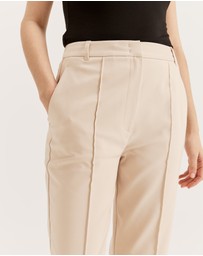 Review - Arianna Pant
