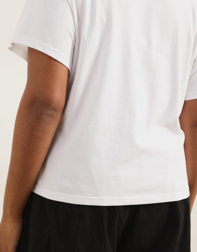 Atmos&Here Curvy - Lana Short Sleeve Scoop Neck Fitted Tee