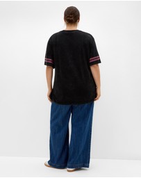 City Chic - Plus size Oversized Tickets Tee - black acid wash