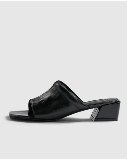 Brie Leon - Camille Mule