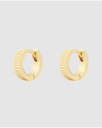 Wanderlust + Co - Ribbed Bar Gold 8mm Baby Huggie Earrings