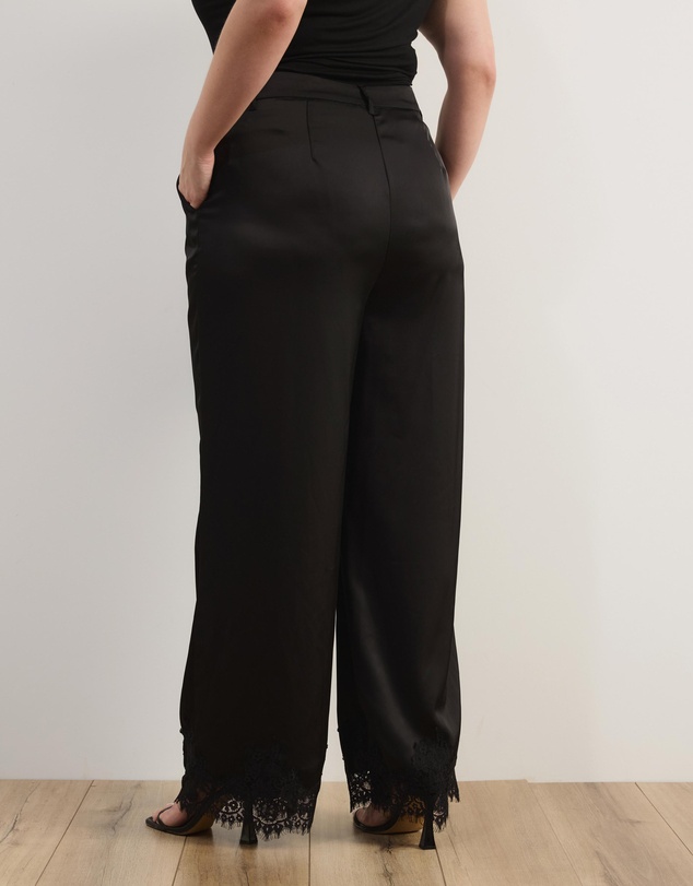 Atmos&Here Curvy - Leoni Asymmetric Lace Satin Pants