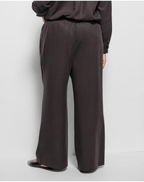 Commonry - Megan Pant