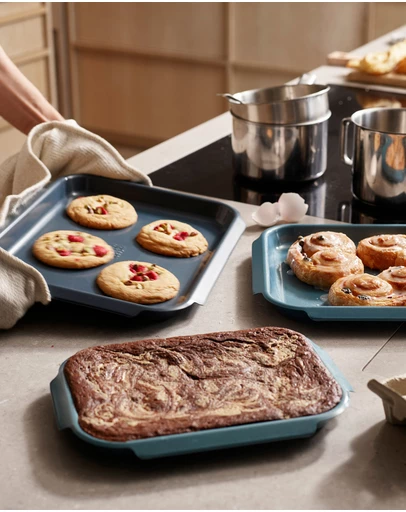 Joseph Joseph - Nest™ Bake 3-Piece Non-Stick Baking Tray Set with Easy-Pull Handles