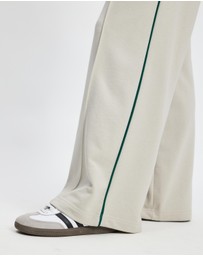adidas Sportswear - Seasonal Essentials Colorpop Pants With Embroidered Graphic