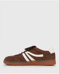 Betts - Wider Fit Butterscotch Low-Top Lace-Up Sneakers