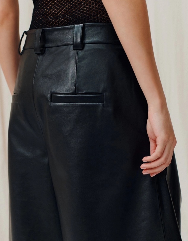 Marella - ICONIC EXCLUSIVE - Emily Ratajkowski - Train Leather Short Trouser