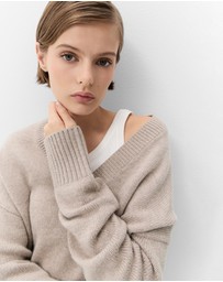 UNISON - Relaxed V Neck Knit