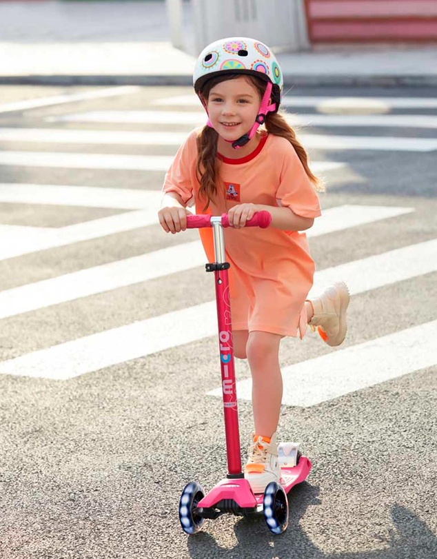 Micro Scooters - Micro Maxi Deluxe LED - 3 Wheel Scooter