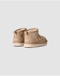 UGG - Classic Ultra Mini Sun Stitch Shoes - Kids