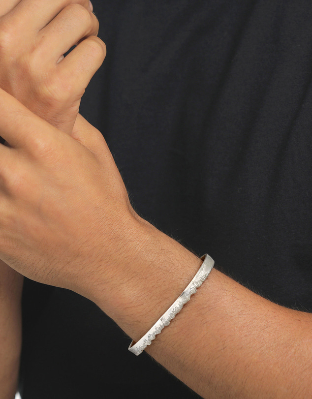 Kuzzoi - ICONIC EXCLUSIVE - Ridged Edge Cuff Bangle in 925 Silver