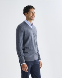 3 Wise Men - 3 Wise Men Fisher V Neck Merino Knit - Charcoal
