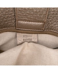 Pre-Loved by Azura Reborn - Pre-Loved gucci Elegant Leather Handbag with Distinctive Handle