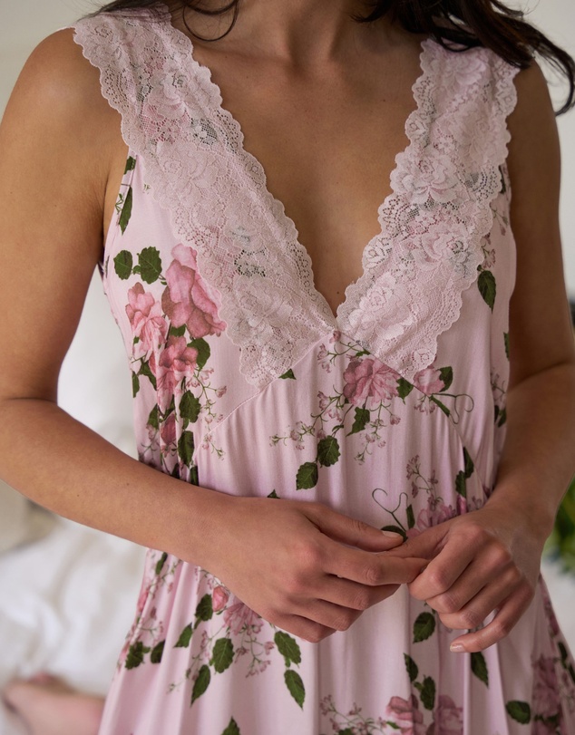 UNE PIECE - Delicate Lace Trim V-Neck Nightie