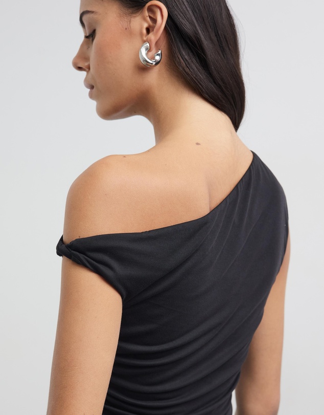 Minima Esenciales - Delphi Twist Off Shoulder Cupro Top