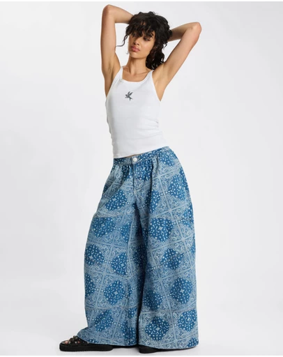 ONE TEASPOON - Daddios Low Waist Super Wide Leg Denim Jeans - Aegean Paisley Blue