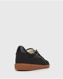 Betts - June Low-Top Sneakers
