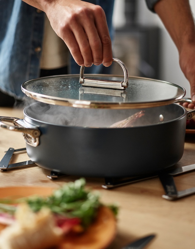 Joseph Joseph - Space Non-stick Shallow Casserole Pan with Folding Handles and Lid - 28 cm