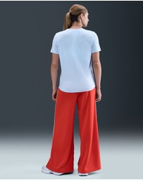 Nike - Sportswear Club Essentials T-Shirt