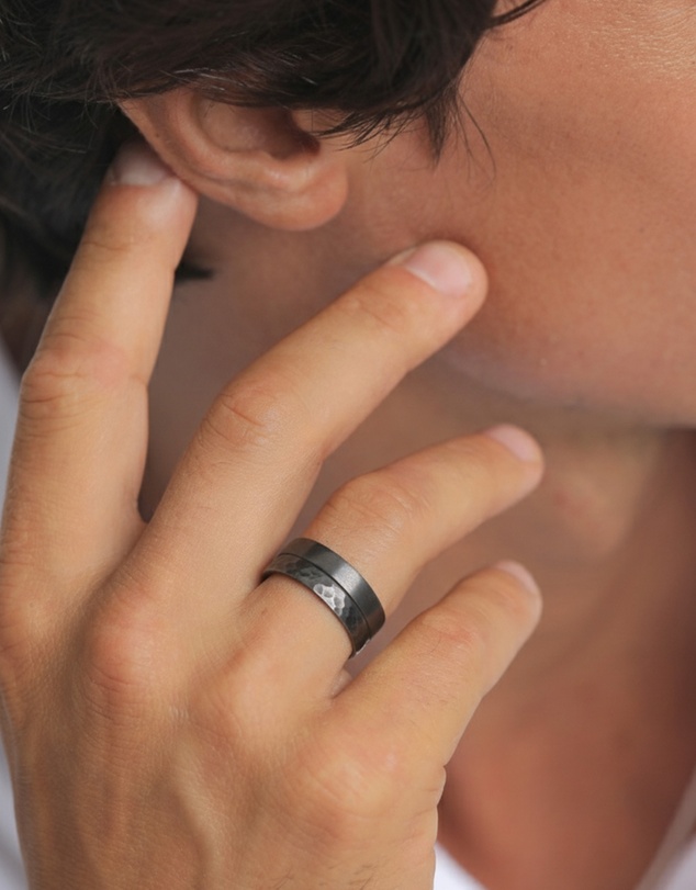 Kuzzoi - ICONIC EXCLUSIVE - Hammered Band Ring Set in Oxidised 925 Sterling Silver