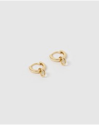 Izoa - Alphabet Letter O Huggie Earrings Gold