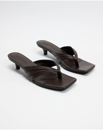 Atmos&Here - Tilly Square Toe Thong Leather Kitten Heels