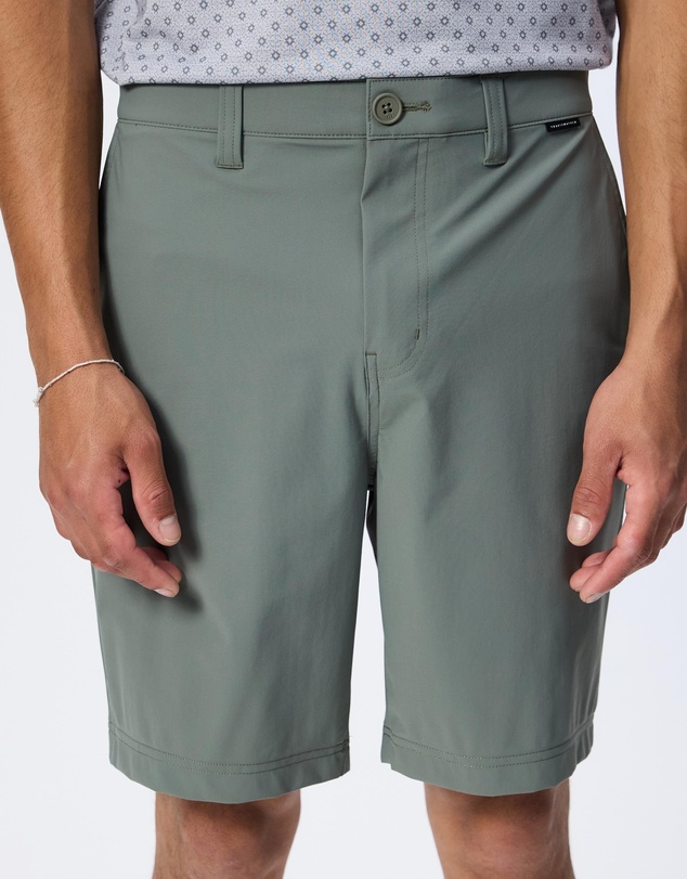 TravisMathew - Hero Hour Golf Shorts 8in