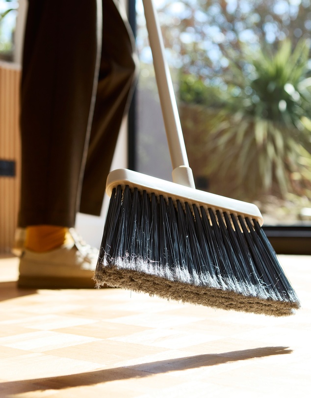 Joseph Joseph - CleanTech™ Wall-Mounted Broom