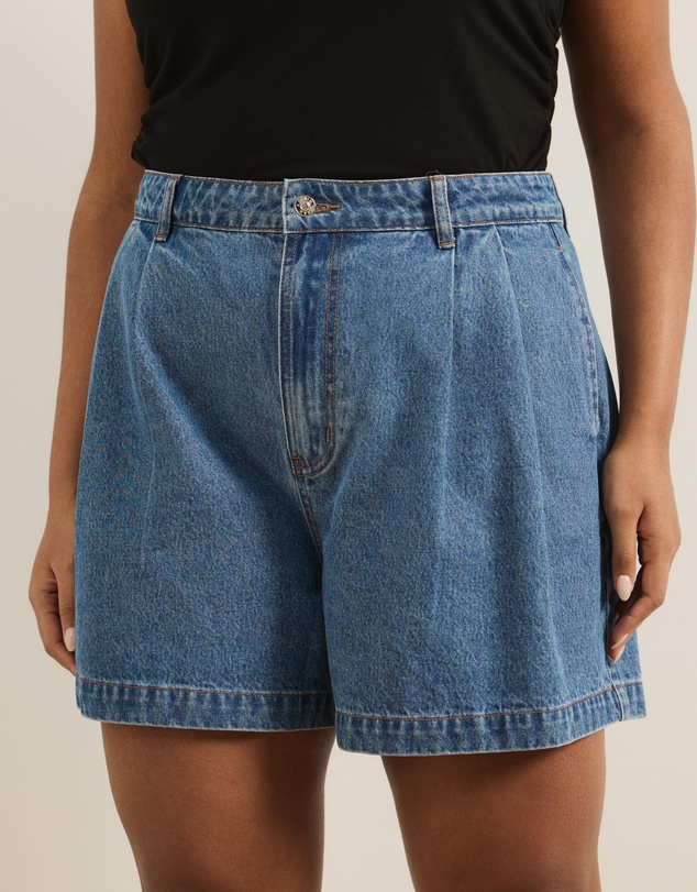 Atmos&Here Curvy - Devon Pleated Denim Shorts