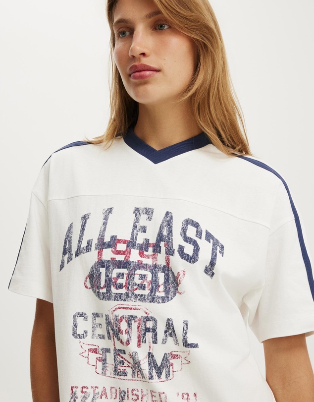 Cotton On - V-Neck Oversized Graphic Tee