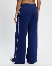 adidas Sportswear - Seasonal Essentials Colorpop Pants With Embroidered Graphic