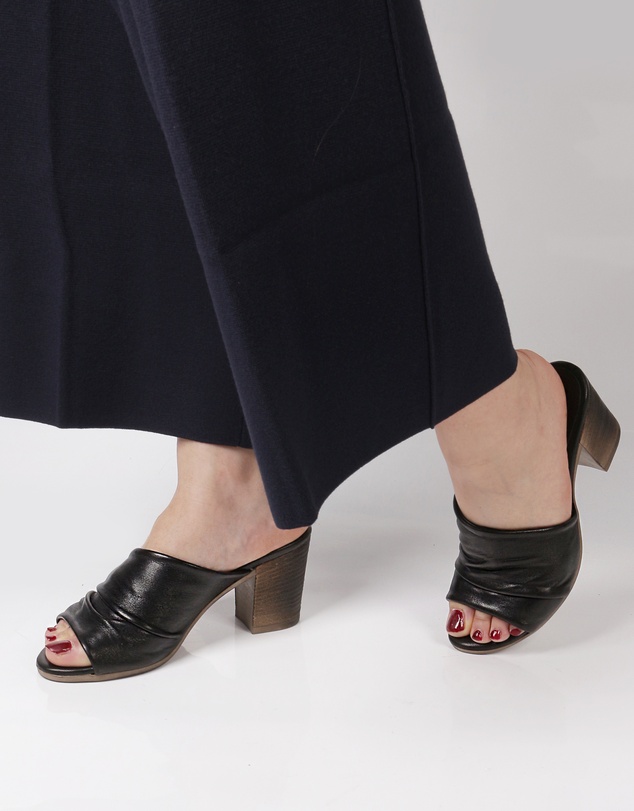Sempre Di - Larisia Mules