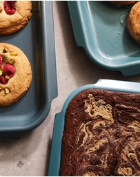 Joseph Joseph - Nest™ Bake 3-Piece Non-Stick Baking Tray Set with Easy-Pull Handles