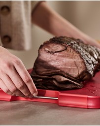 Joseph Joseph - Cut&Carve™ Plus Extra-Large Multi-function Chopping Board (Red)