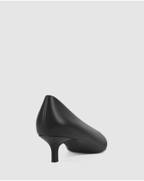 Siren - Flynn Point Toe Pumps