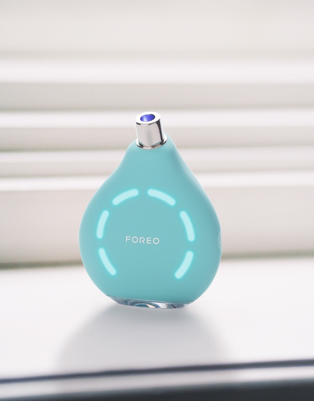 FOREO - KIWI™ - Blackhead remover pore vacuum and blue LED device