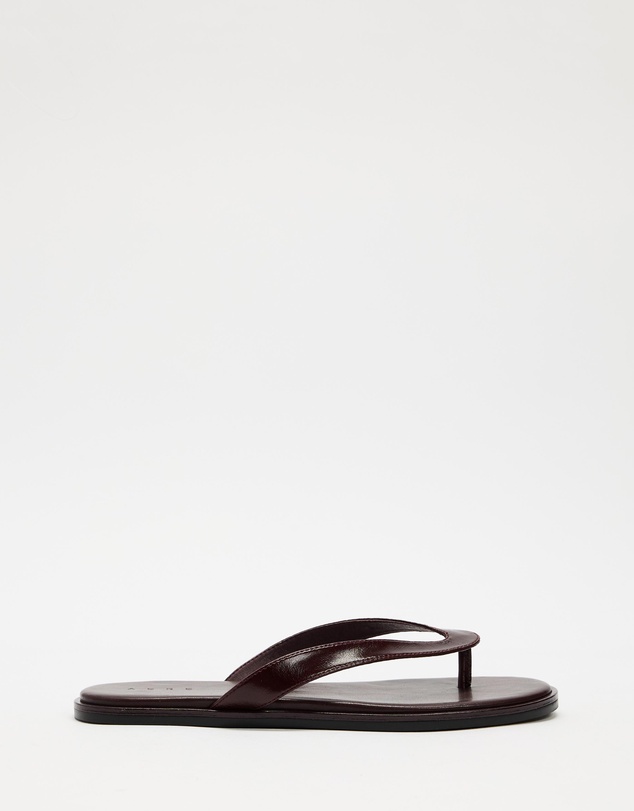 AERE - Round Toe Leather Thongs