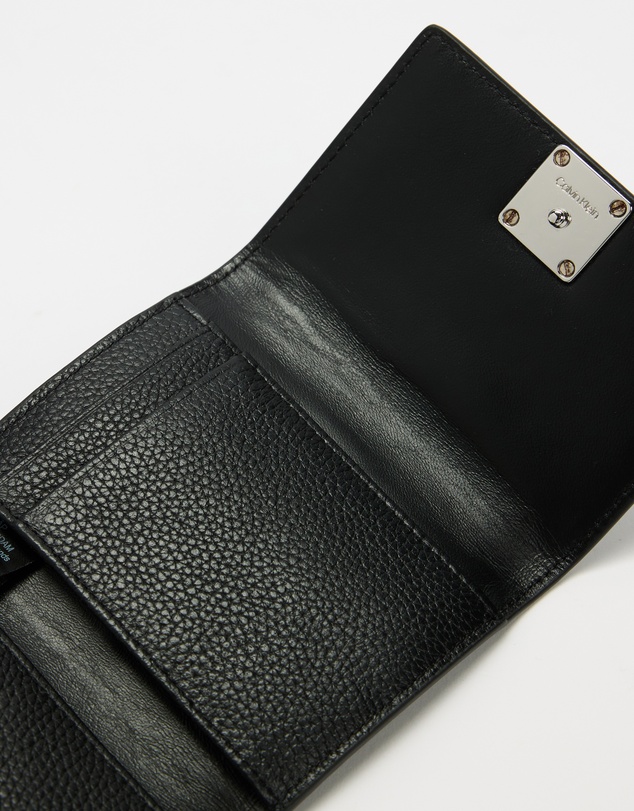 Calvin Klein - Emblem HW Pebble Trifold W/ Zip