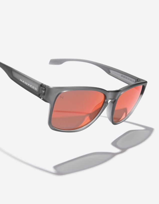 Hawkers Co - HAWKERS - Polarized Grey Ruby CORE RAW  Sunglasses for Men and Women UV400