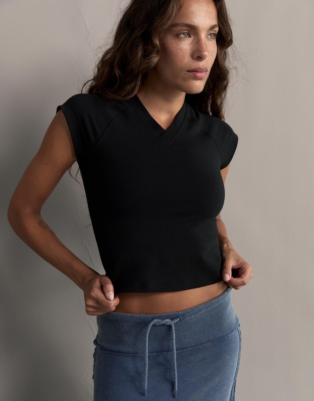 Pinky & Kamal - 90s V-Neck T-Shirt