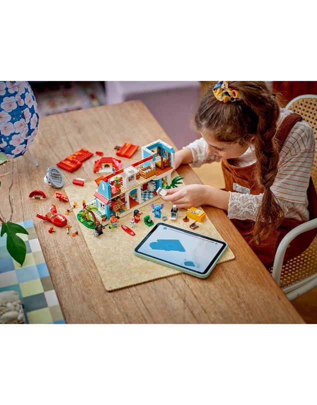 LEGO - 43268 Lilo and Stitch Beach House