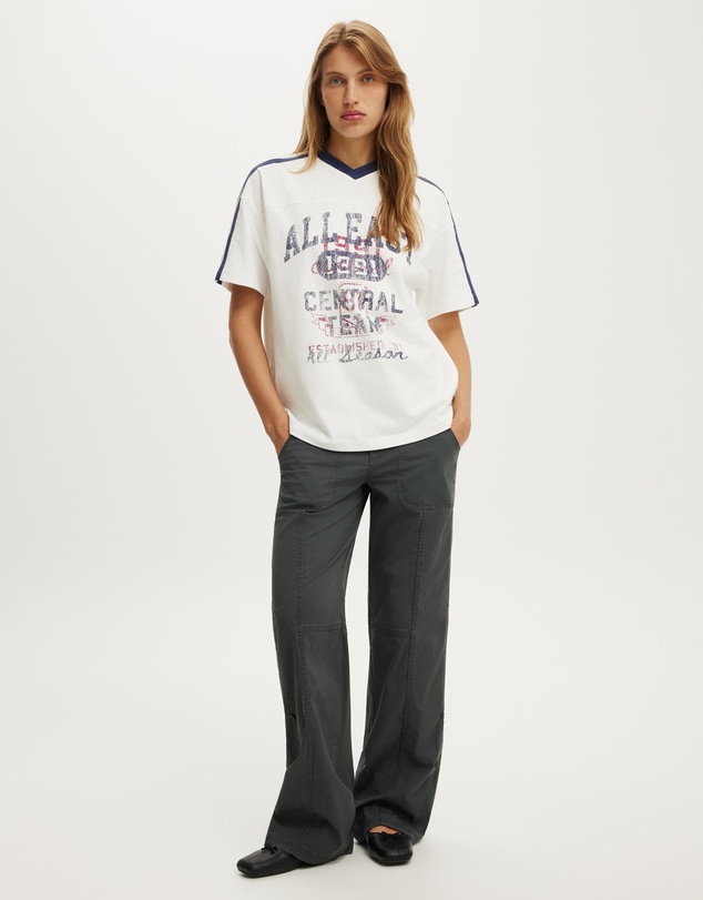Cotton On - V-Neck Oversized Graphic Tee