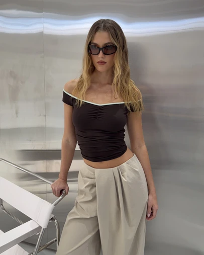 Dazie - Reese Contrast Off Shoulder Sculpt Top