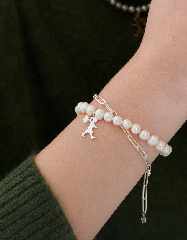 Karen Walker - Girl with the Pearls and Chain Bracelet