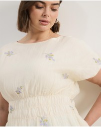 Atmos&Here Curvy - Embroidered Gathered Top