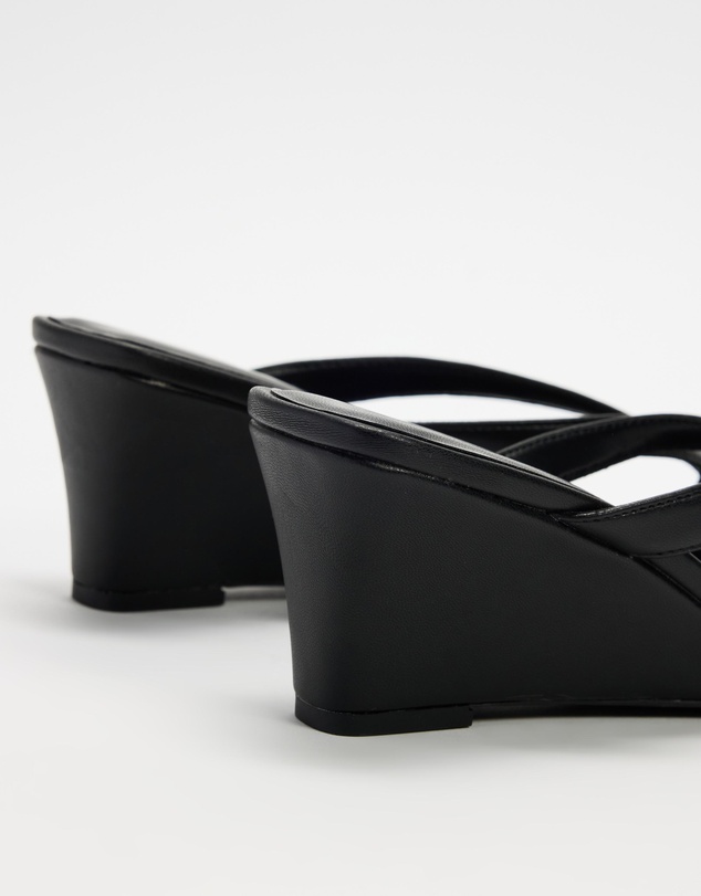 Dazie - Jacqui Stud Wedge Thongs